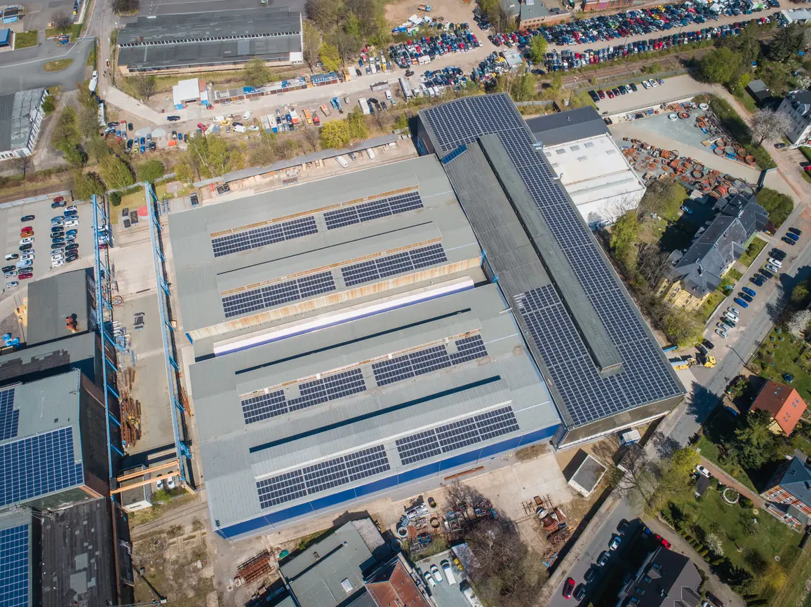 verschiedene Arten von Solarmodulen auf Dach