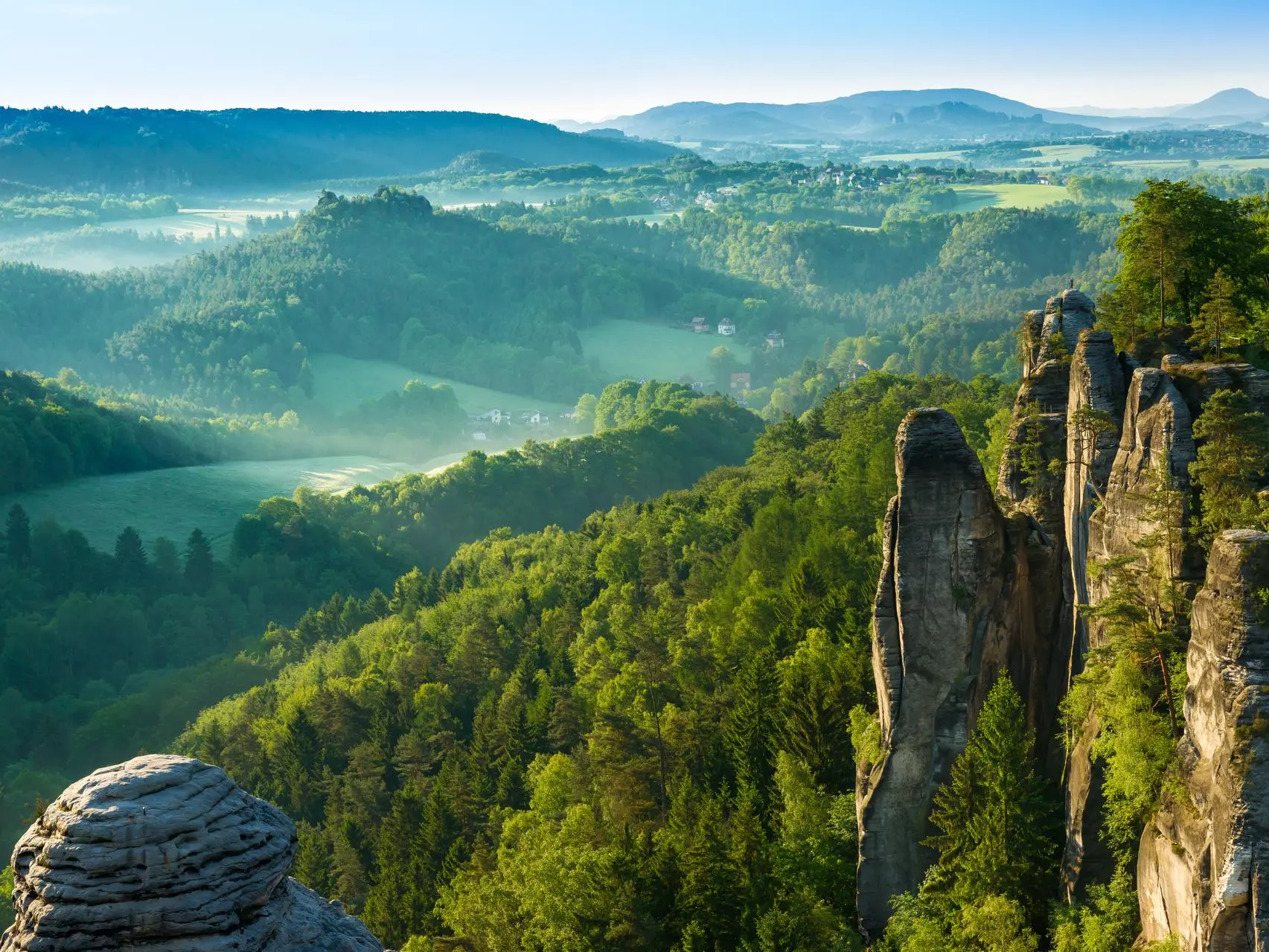Blick in eine felsige und grüne Landschaft