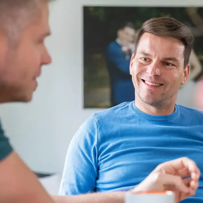 Mitarbeiter von Solarwatt spricht mit einem Kunden.