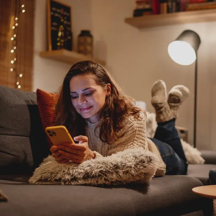 Frau schaut auf Smartphone.