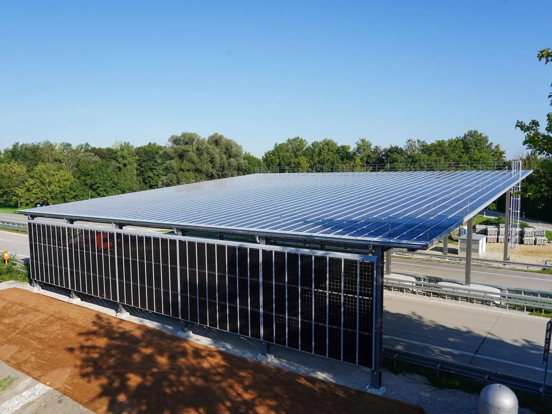 Mit PV-Modulen überdachte Autobahnausfahrt.