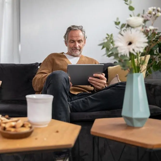 Ein Mann schaut auf sein Tablet