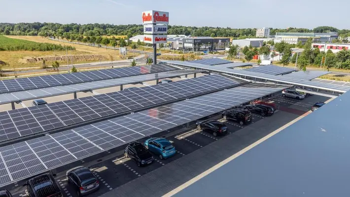 Parkplatzüberdachung bestehend aus Solarmodulen