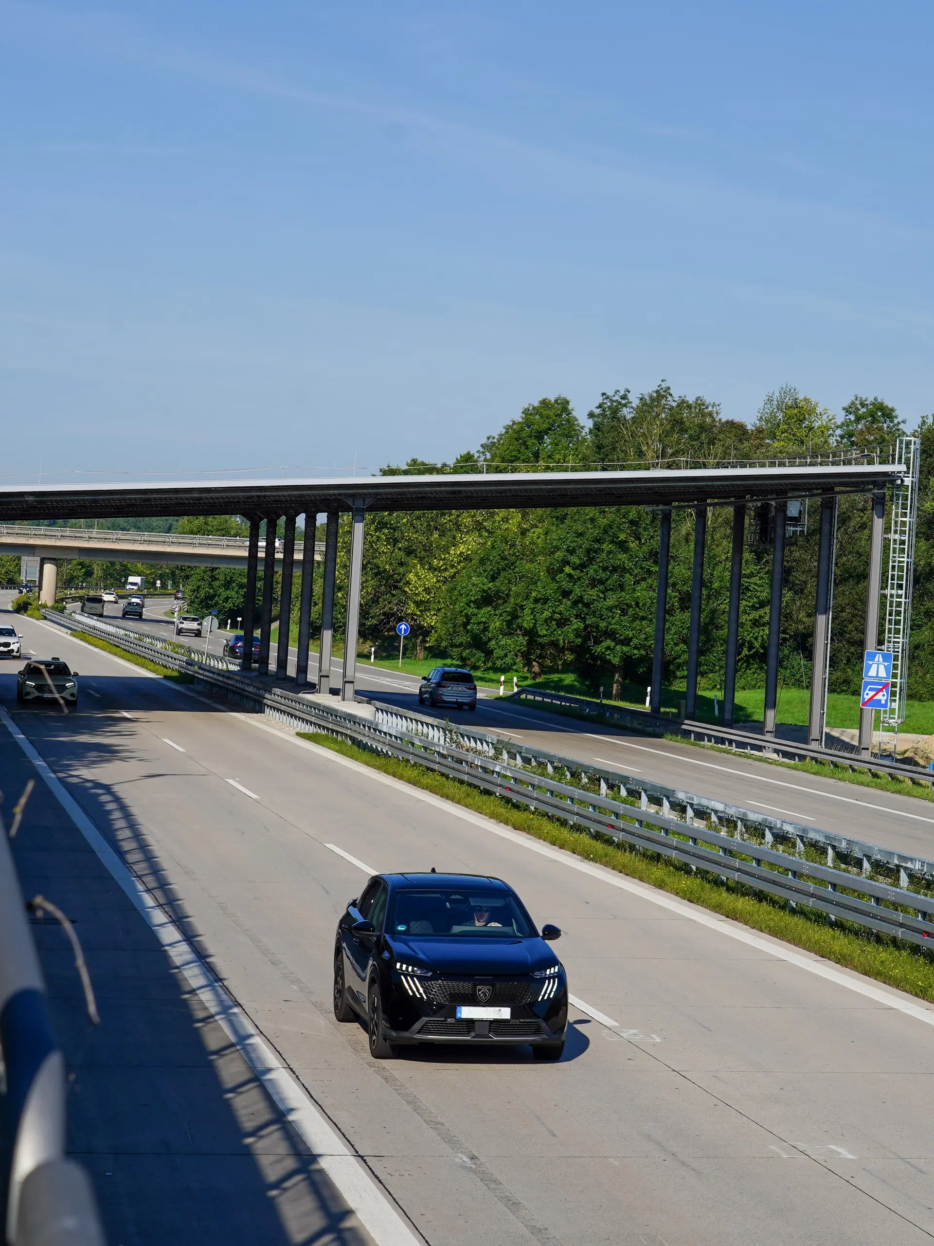 Autobahnüberdachung aus einer Frontalperspektive mit Blick auf die Autobahn.