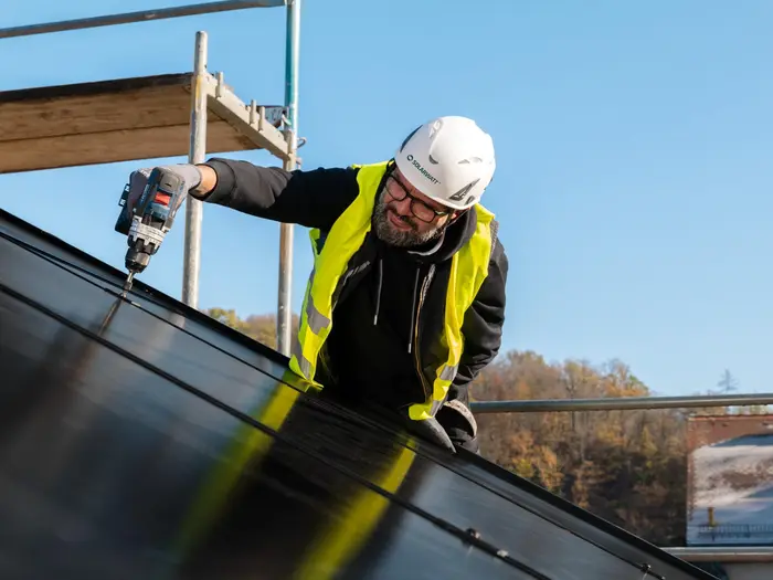 Solarwatt-Installateur bei der Installation einer PV-Anlage