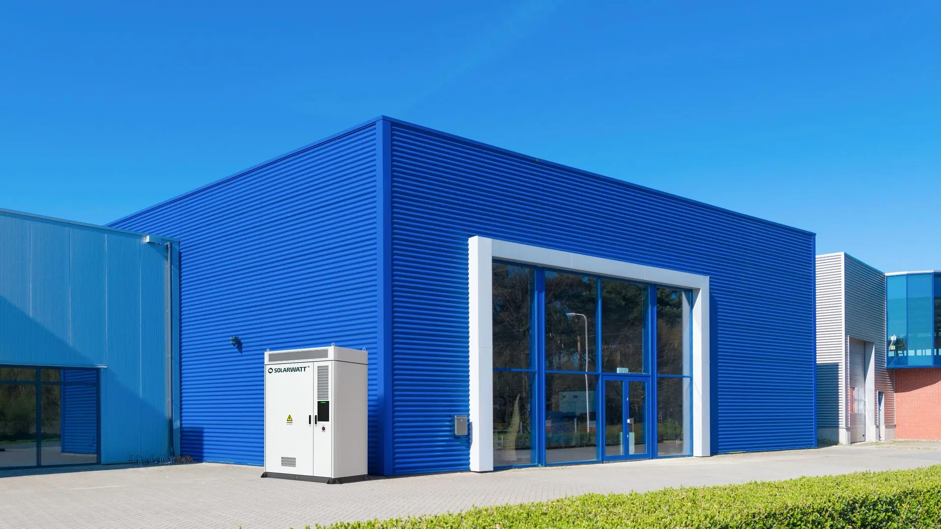 Gewerbespeicher vor einer Gewerbehalle