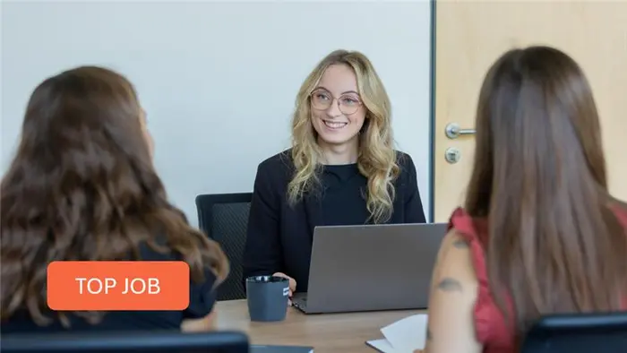 Solarwatt-Mitarbeiter arbeitet am PC