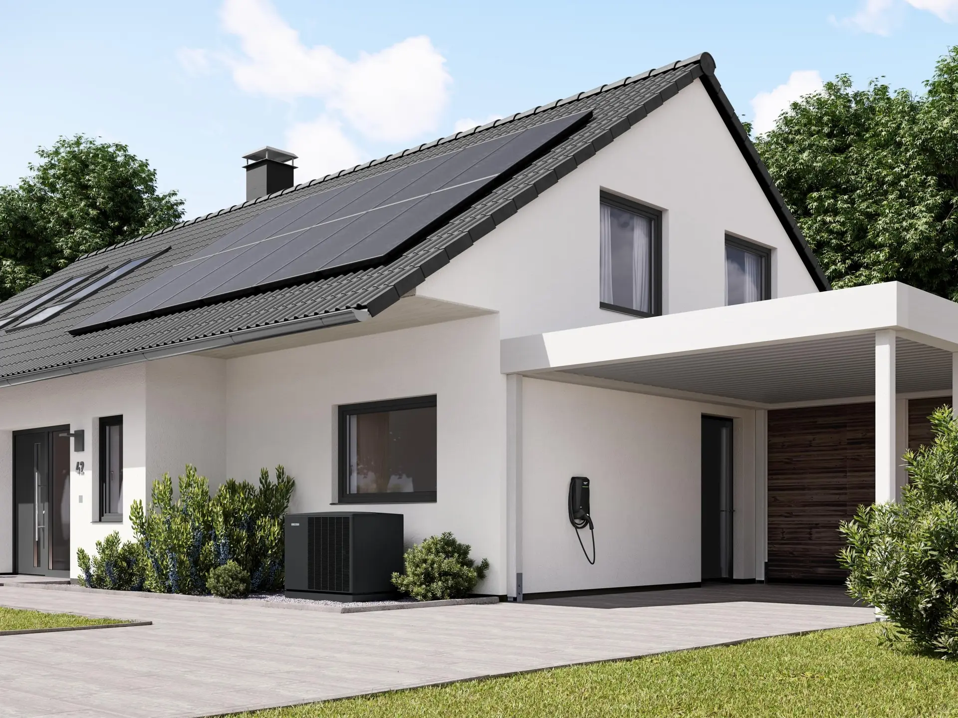 Haus mit Solar auf dem Dach und Wärmepumpe vor dem Haus.