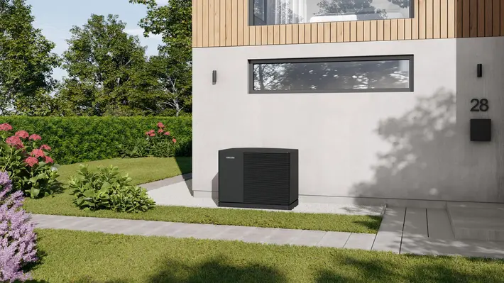 Wärmepumpe vor einem Haus