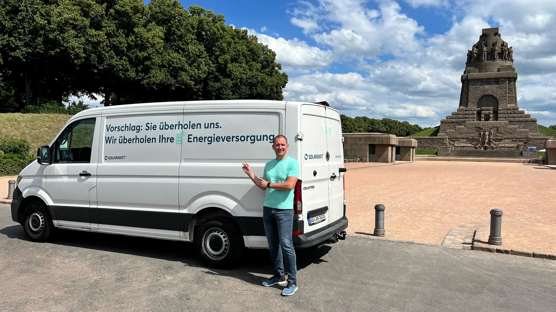 Solarwatt-Betriebsleiter Thomas Rudert vor dem Völkerschlachtdenkmal in Leipzig 