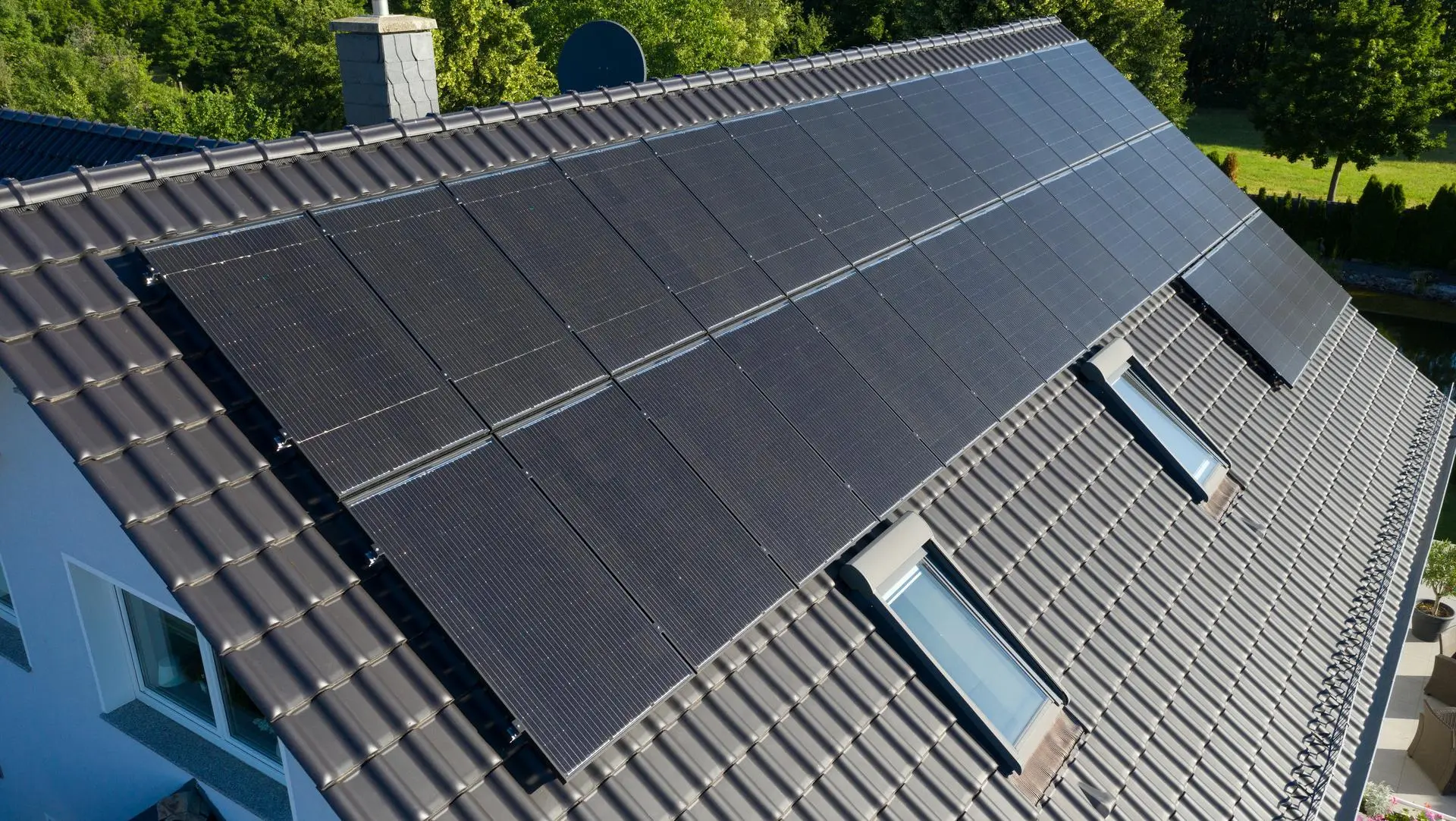 Solaranlage auf dem Dach eines Einfamilienhauses.