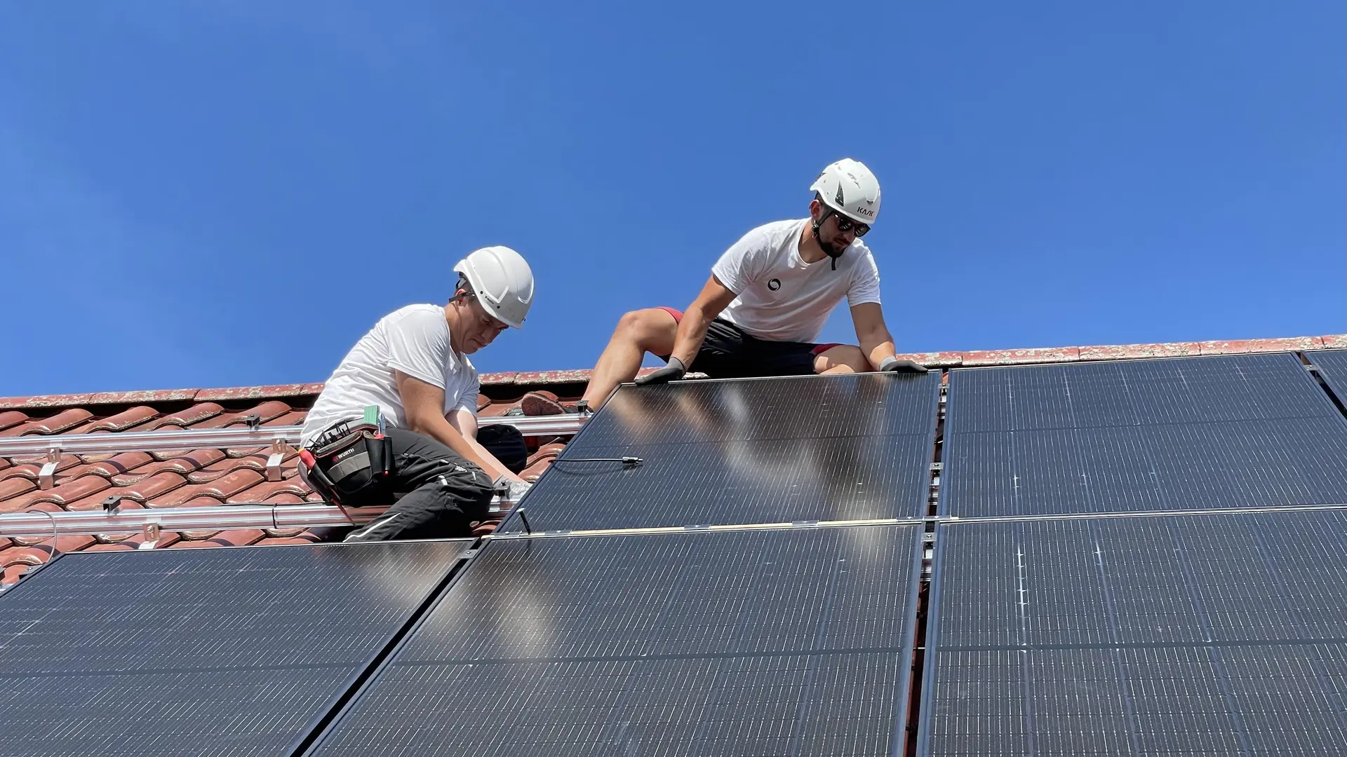 Solarwatt-Installateure auf einem Dach bei der Installation einer PV-Anlage.