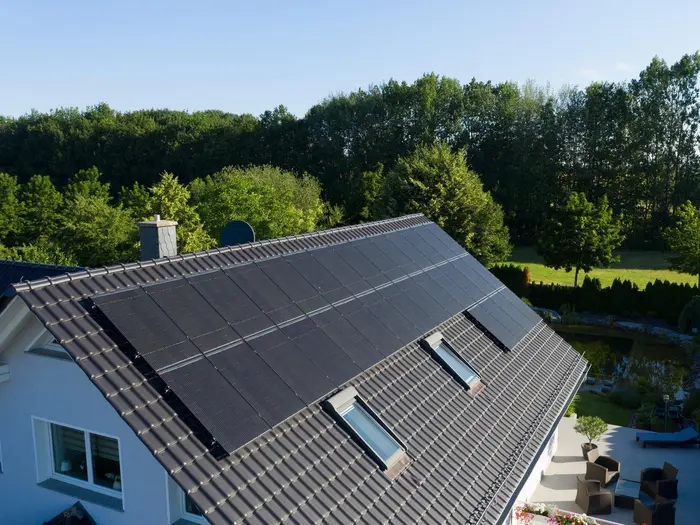Solaranlage auf dem Dach eines Einfamilienhauses