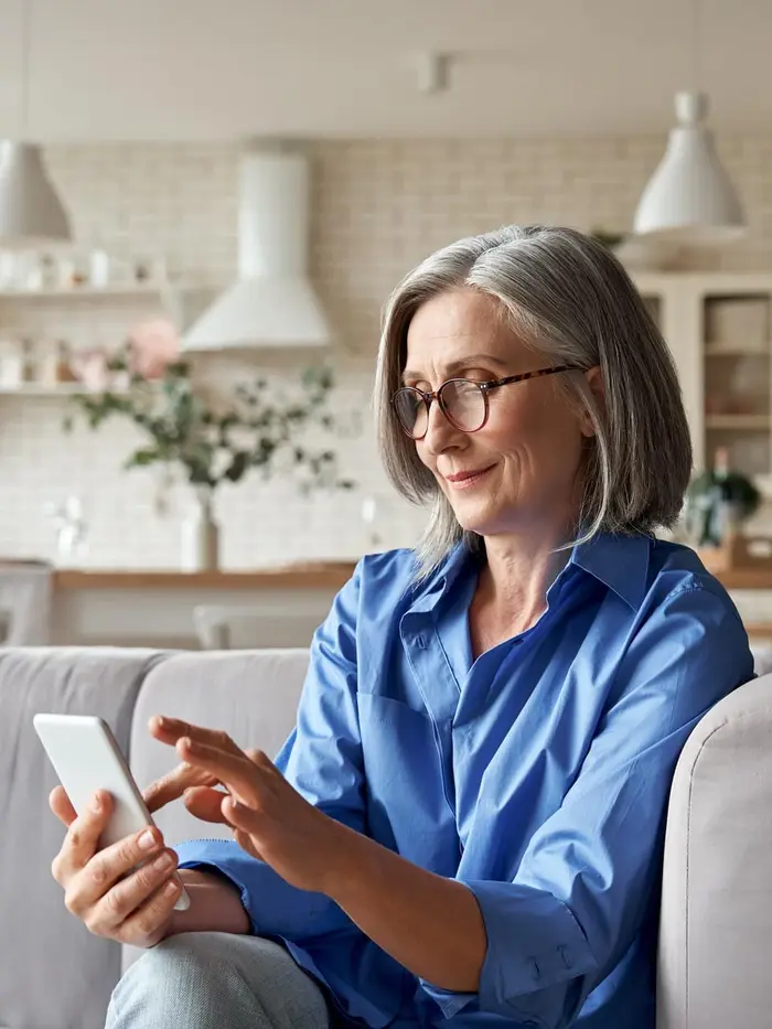 Frau schaut auf ihr Smartphone