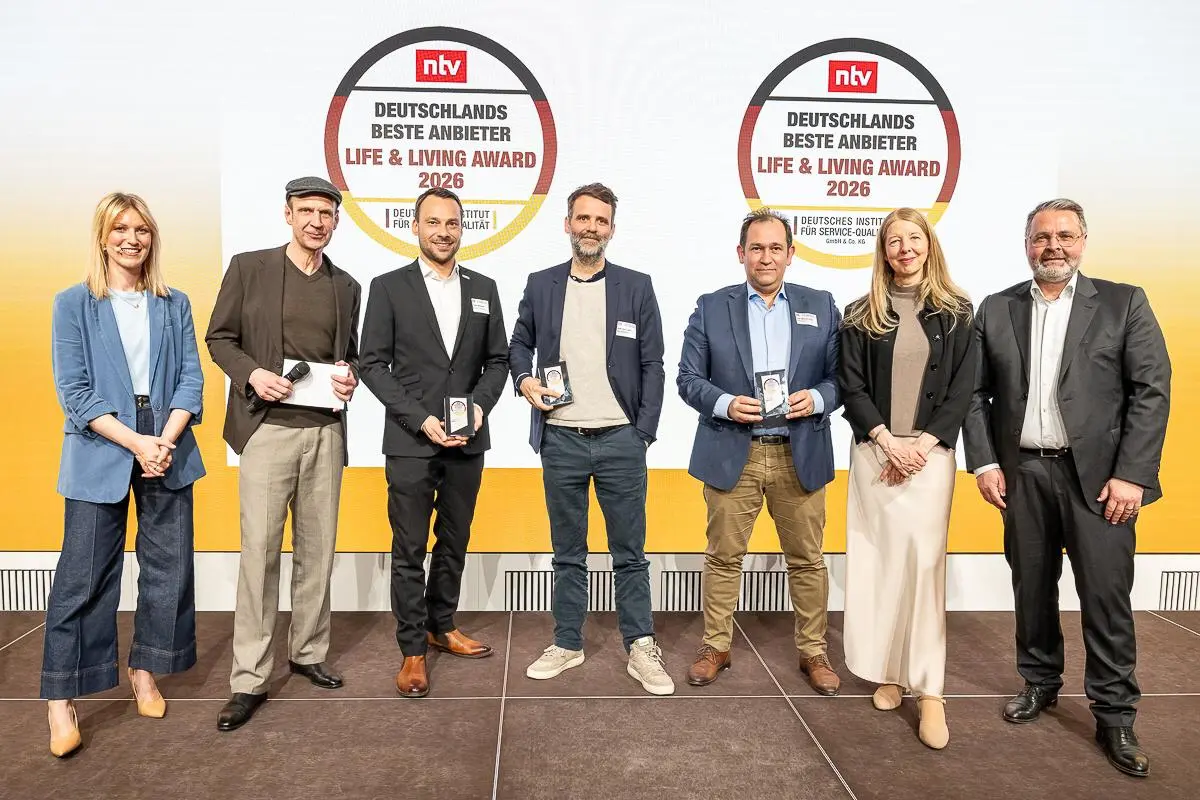 Personen bei einer Preisverleihung.