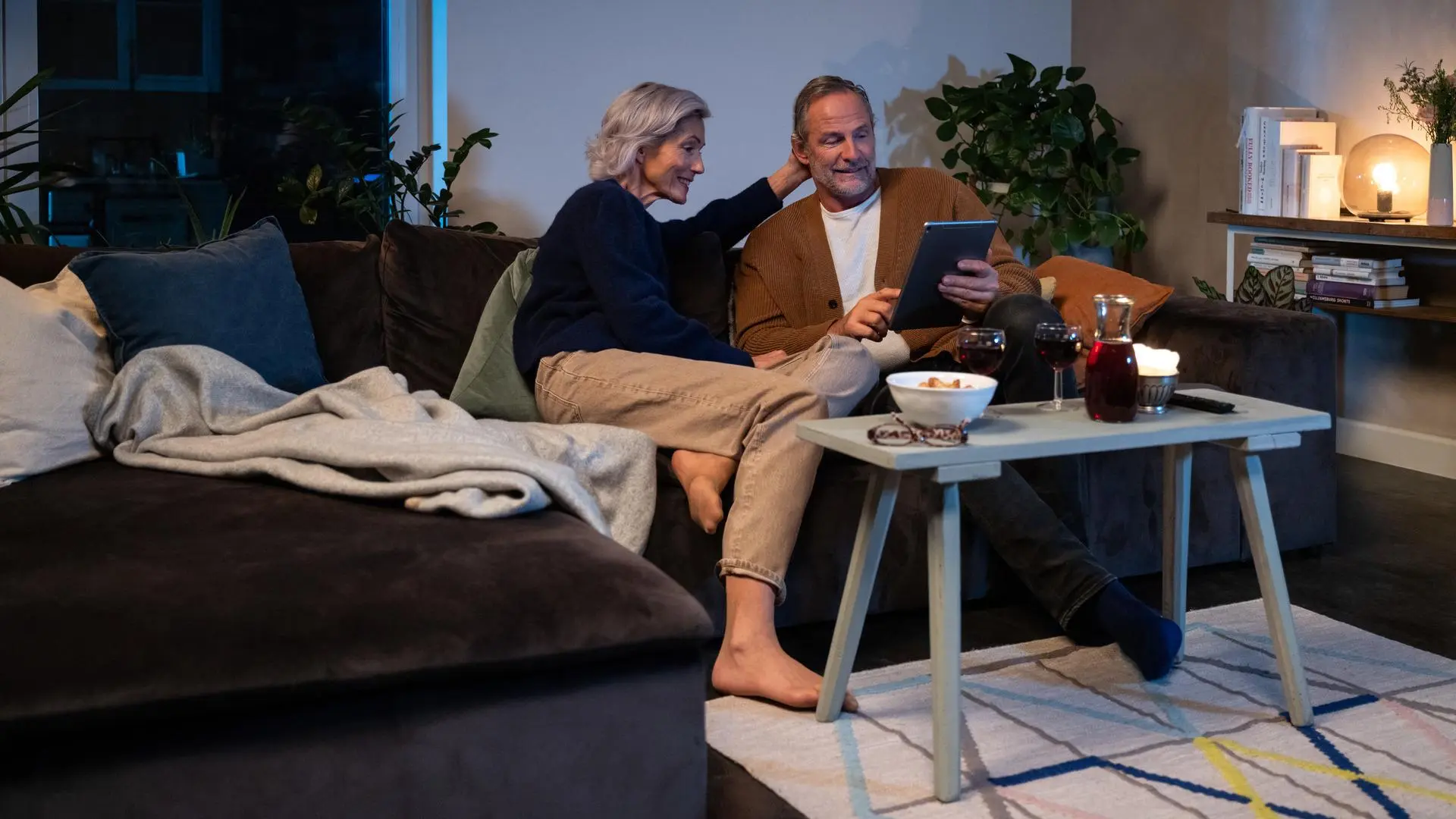 Mann und Frau schauen gemeinsam auf ein Tablet