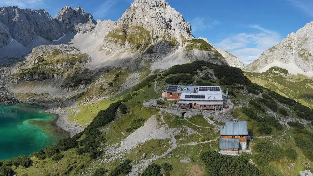 Coburger Hütte im Sommer