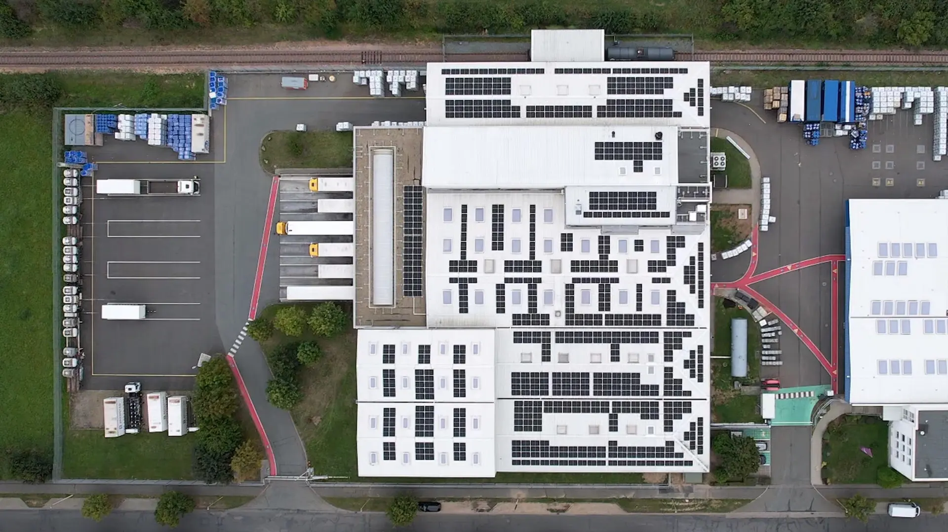 Referenzbild der PV-Anlage beim Weltmarktführer Brenntag