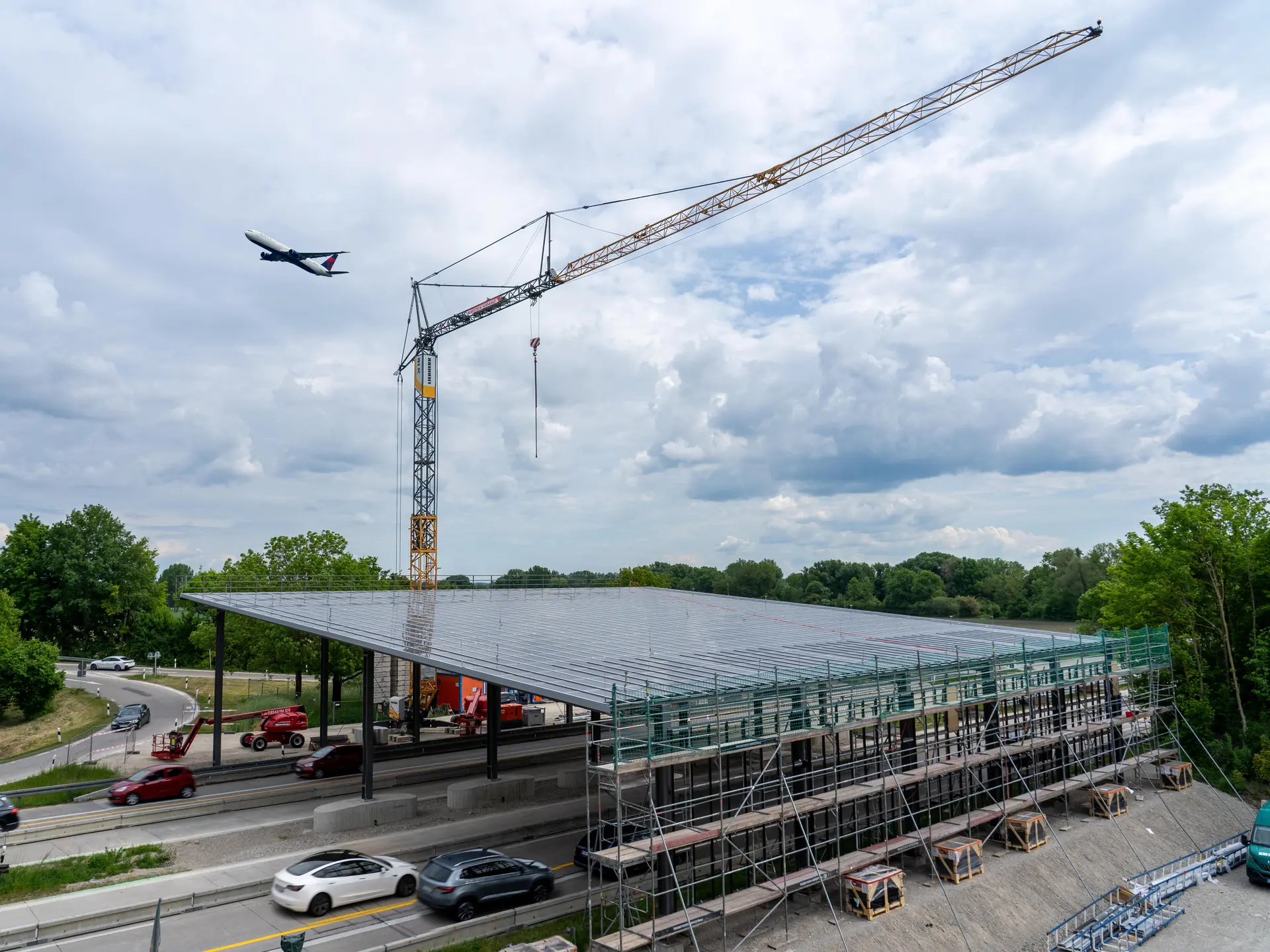 Autobahnüberdachung während des Bauprozesses.