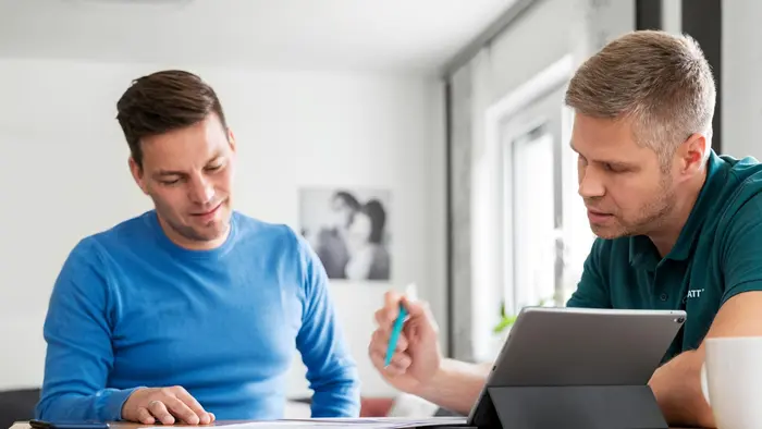 Solarwatt-Mitarbeiter bei der Beratung eines Kunden.