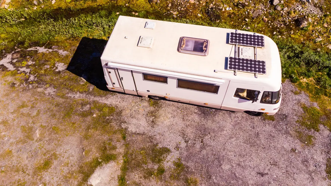 Camper Van Mit Solarpaneelen Auf Dem Dach