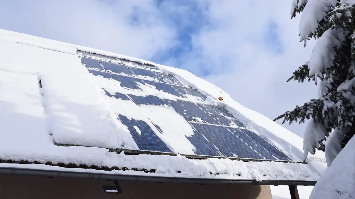 Photovoltaikanlage im Winter mit Schnee