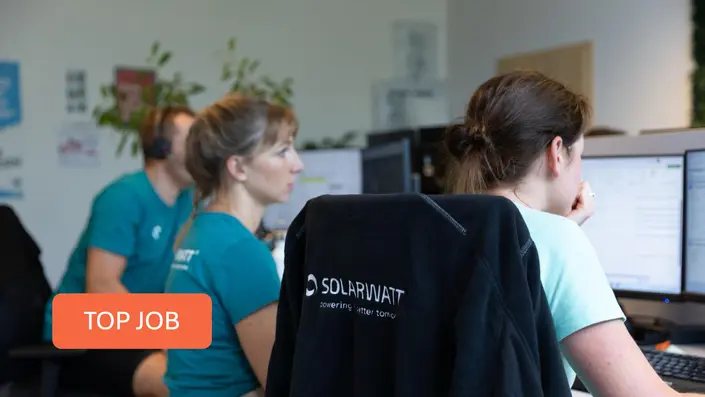 Solarwatt-Mitarbeiterin am PC