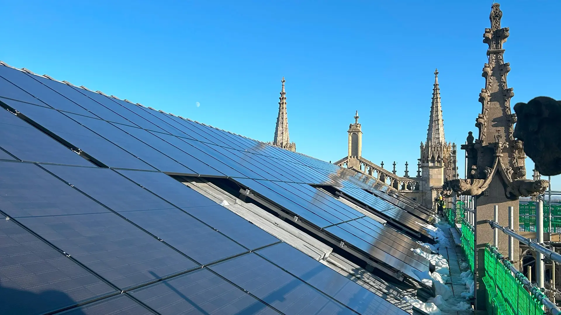 The South Quire rooftop at York Minster with SOLARWATT Panel vision glass-glass modules installed.