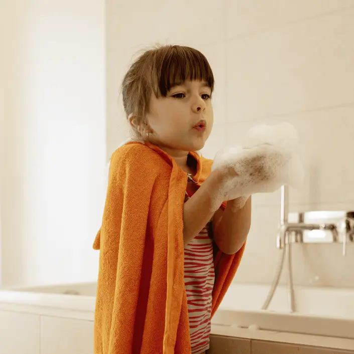 Ein Kind im Badezimmer.