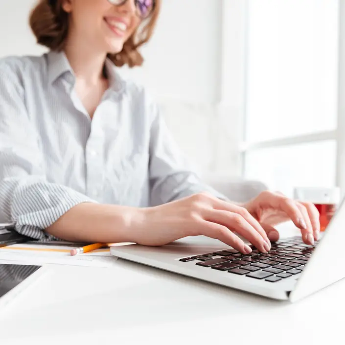 Email Di Battitura Macchina Della Donna Castana Sul Computer Portatile Mentre Sedendosi Casa Fuoco Selettivo Disposizione