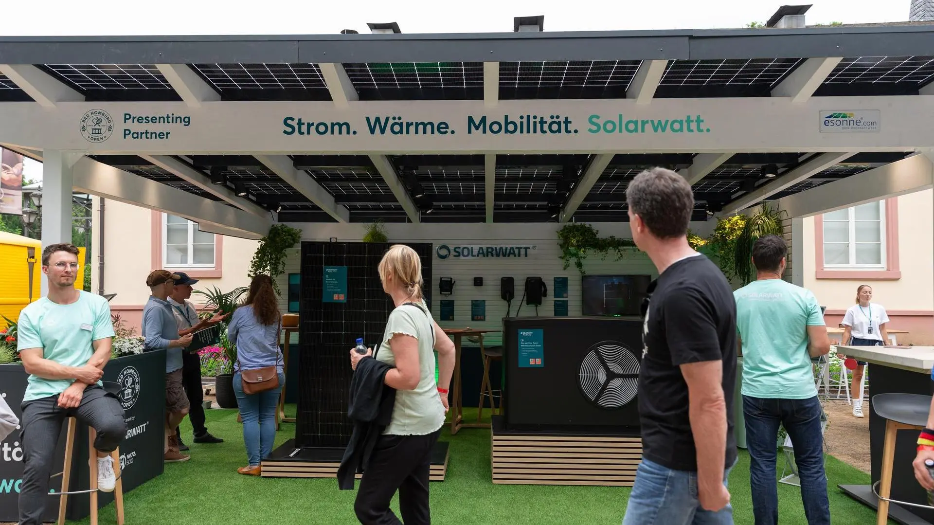 Solarwatt Infostand unter einem Solar-Carport