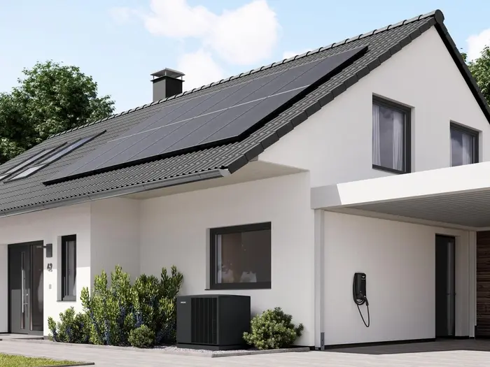 PV-Anlage, Wärmepumpe und Wallbox an einem Einfamilienhaus