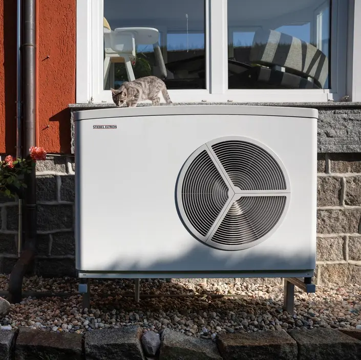 Eine Wärmepumpe vor einem Haus.